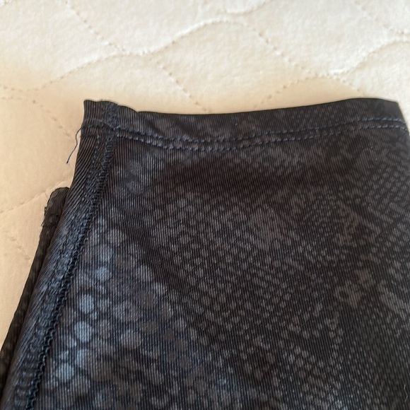 Tahari Sport / Elie Tahari Snakeskin Black Leggings / Yoga / Activewear - Picture 10 of 10